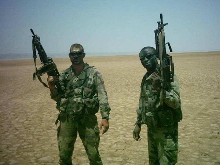 Legionarul alaturi de unul dintre fratii sai de arme