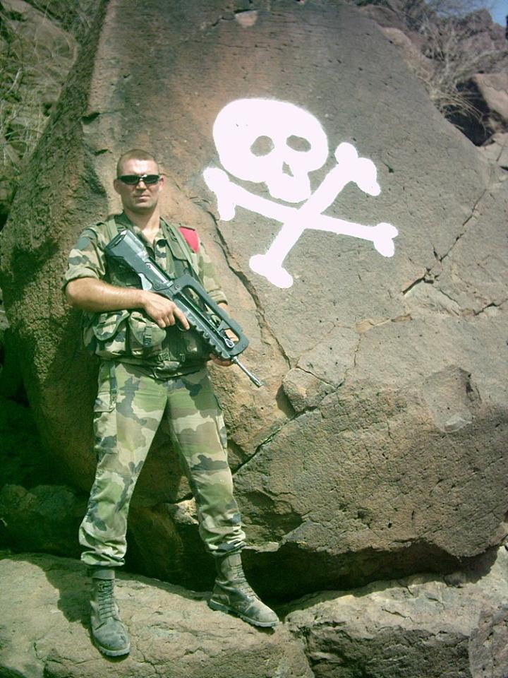 Legionarul ne-a povestit ca s-a inrolat in 2001, dupa ce a fost impresionat de un alt soldat din Legiune