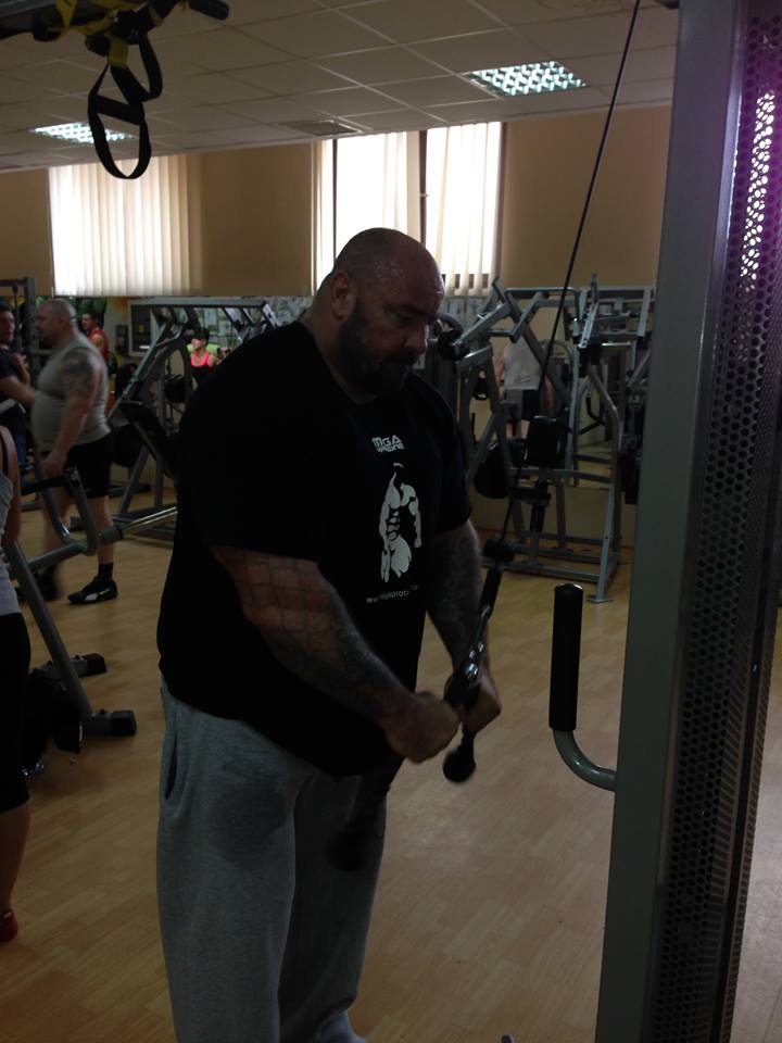 Luptatorul si-a lucrat bratele