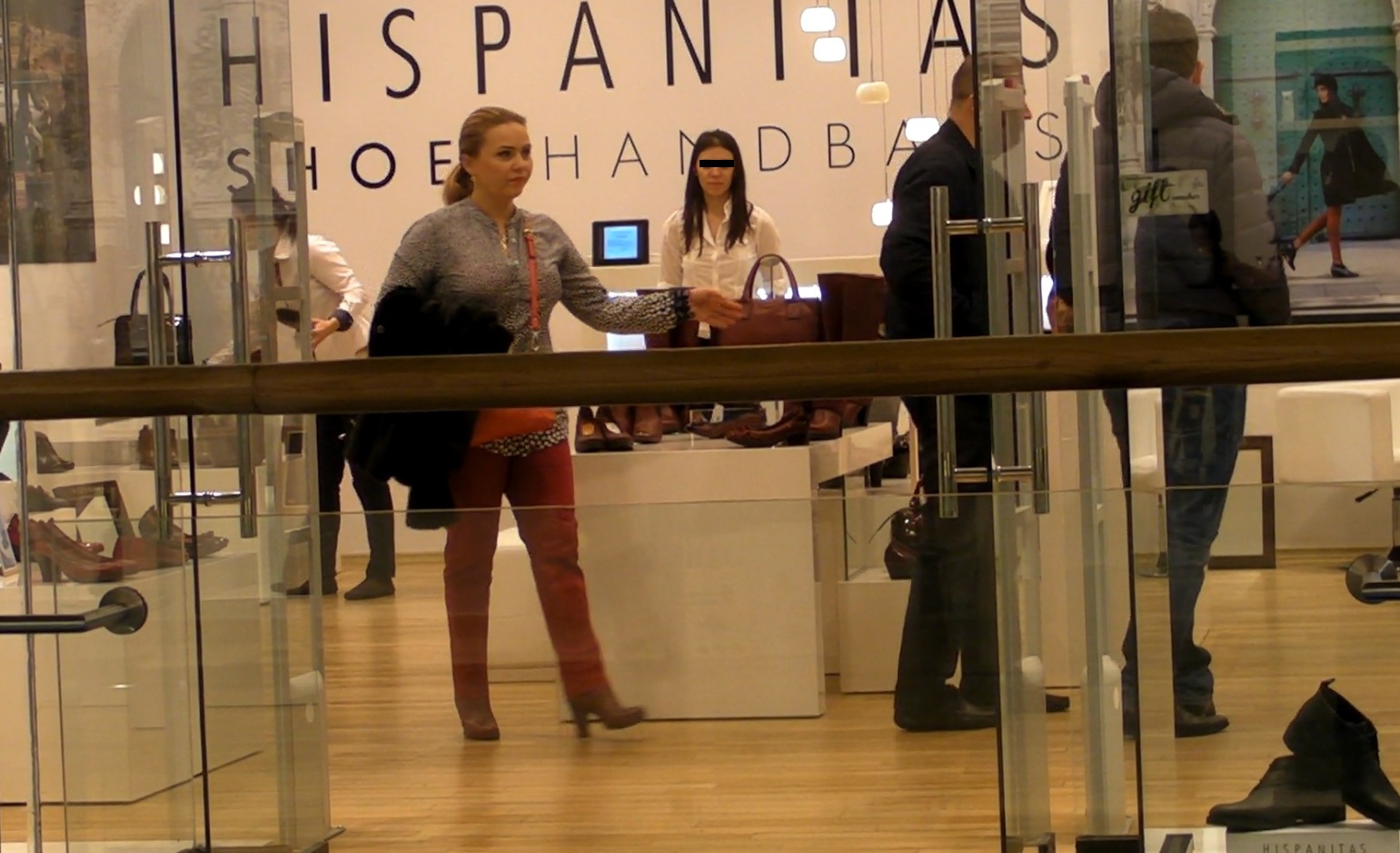 cand si-a dats eama ca nu gaseste nimic, Cornelia a insistat sa iasa din magazin