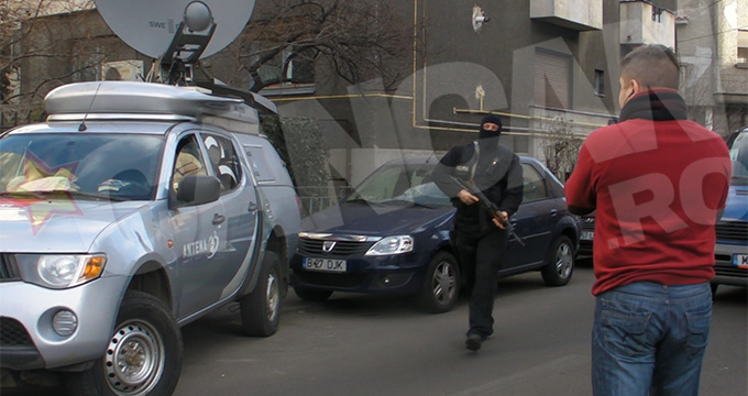 Pe langa politistul care l-a insotit la Tribunalul Bucuresti, Vitalie a fost supravegheat si de un barbat care detinea o arma