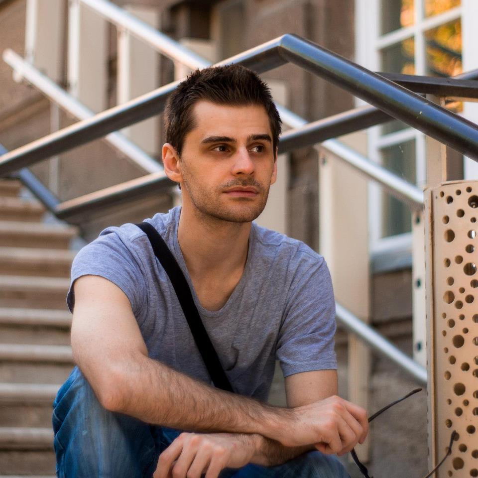 Pe langa dans, Robo mai are inca un talent, compune muzica electronica sursa: arhiva personala