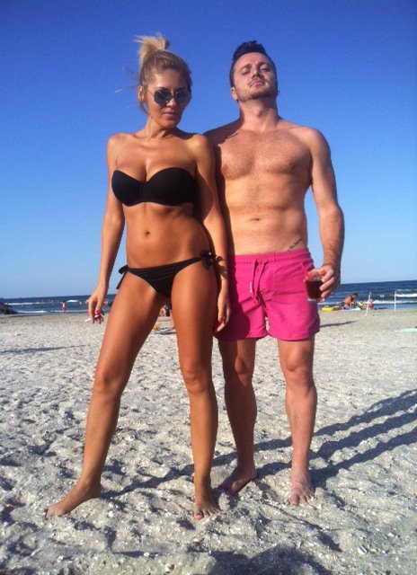 Intr-o fotografie facuta la plaja pe vremea cand era cu Valentina, Tavi isi expune trupul lucrat la sala foto: Facebook