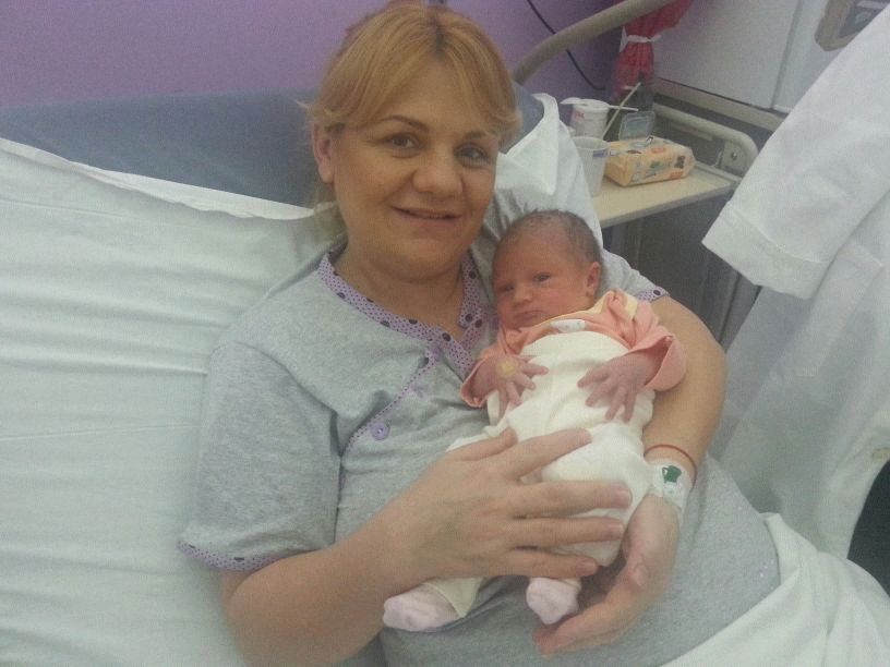 Proaspata mamaica, alaturi de micuta Sofia