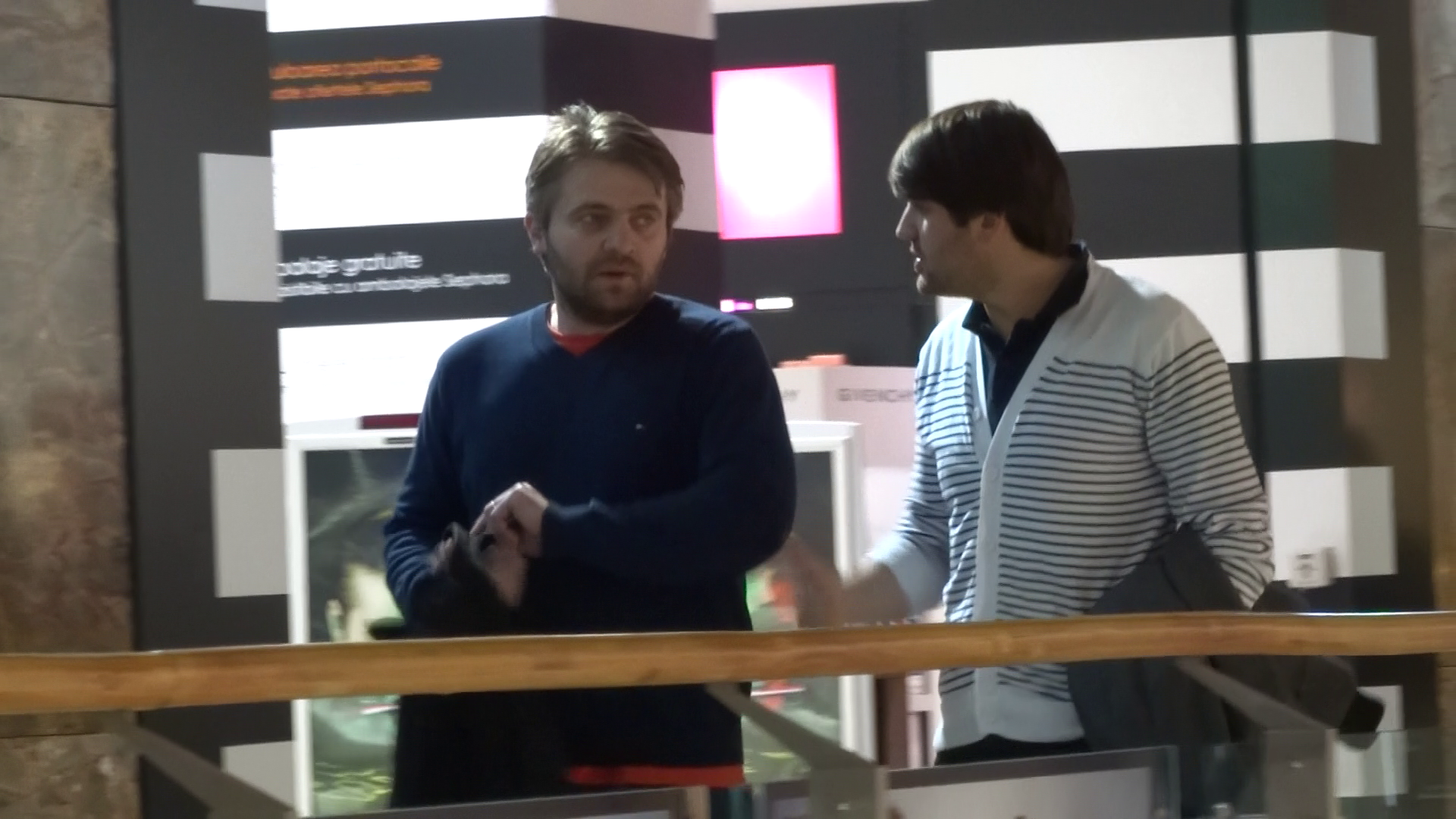 Alin s-a plimbat relaxat prin mall, in compania unui prieten