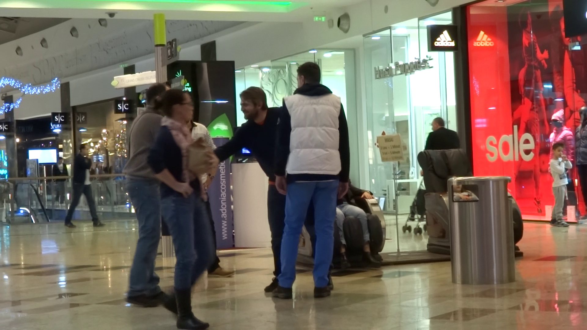 La mall, Alin s-a intalnit intamplator cu mai multe cunostinte