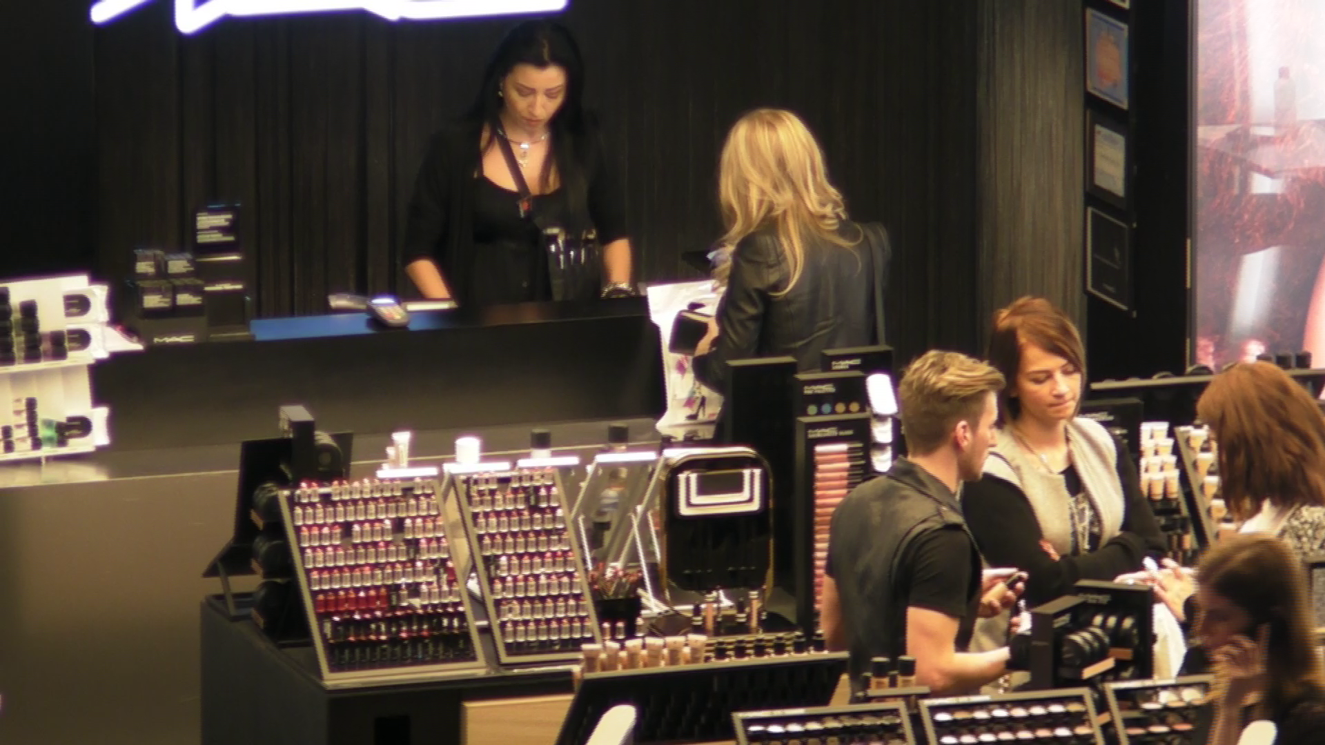 Alina Crisan prefera sa-si cumpere produsele de machiaj direct din magazine