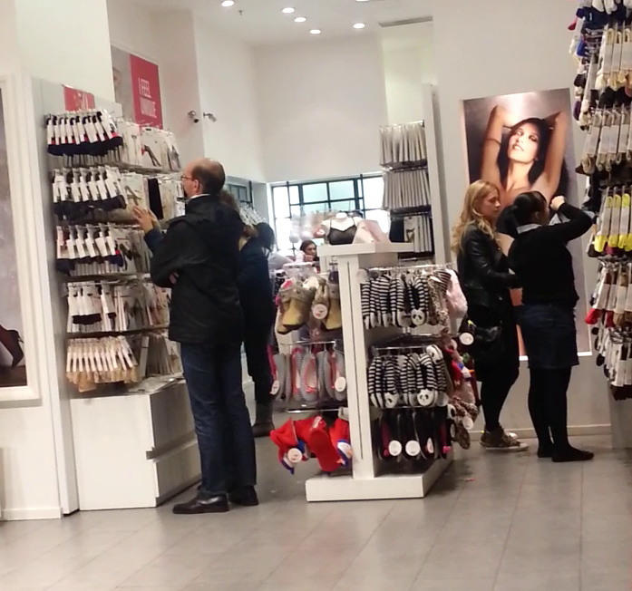 Alina studiaza rafturile cu dresuri la reducere