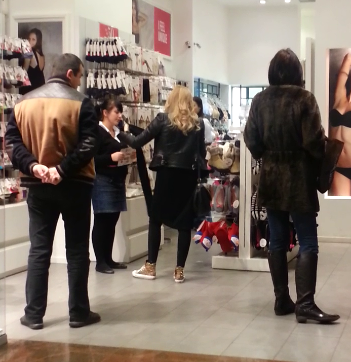 O pereche de ciorapi-pantalon ii atrage atentia