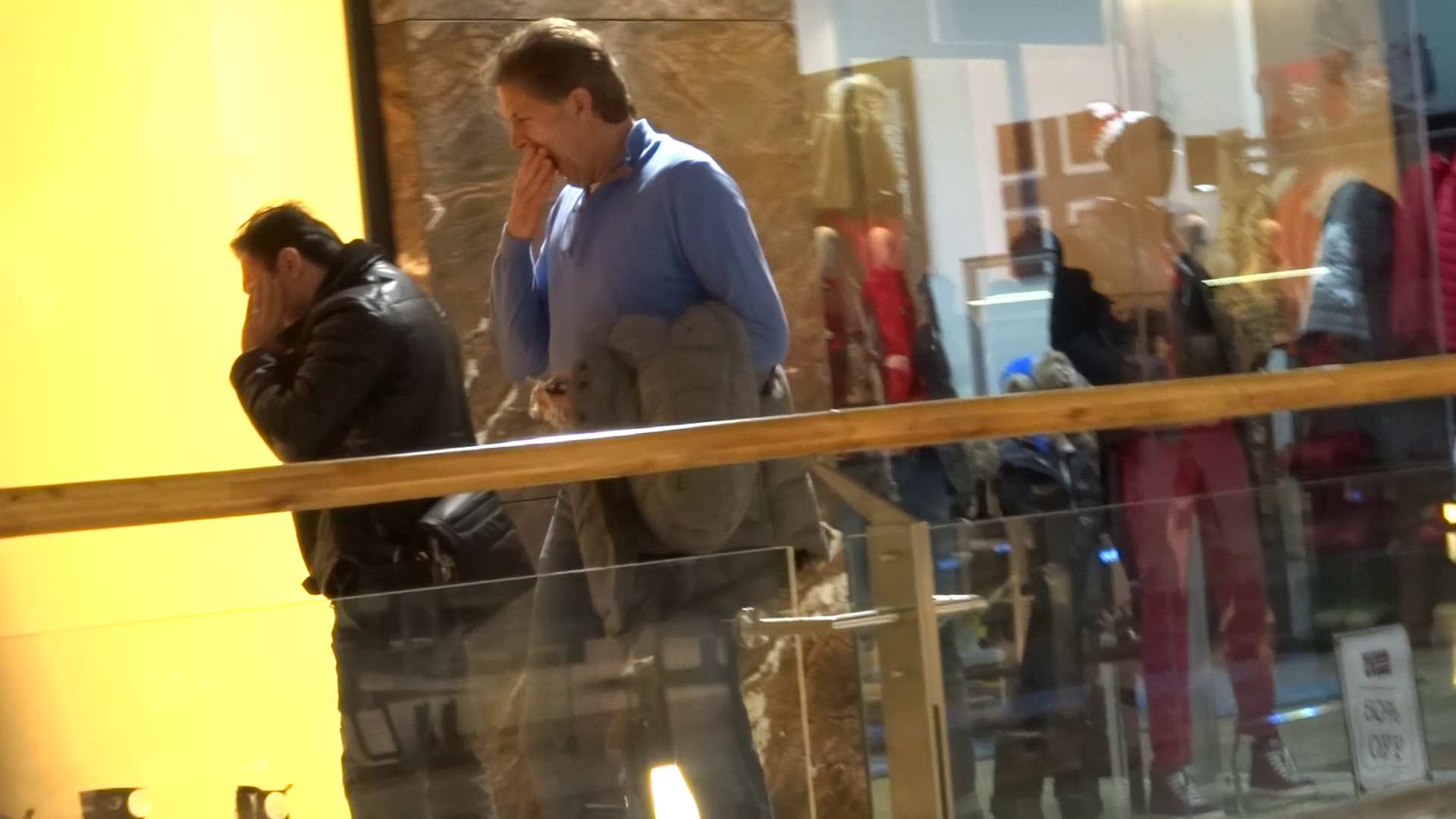 Agitatia de la mall pare sa-l plictiseasca ingrozitor pe Gica Popescu