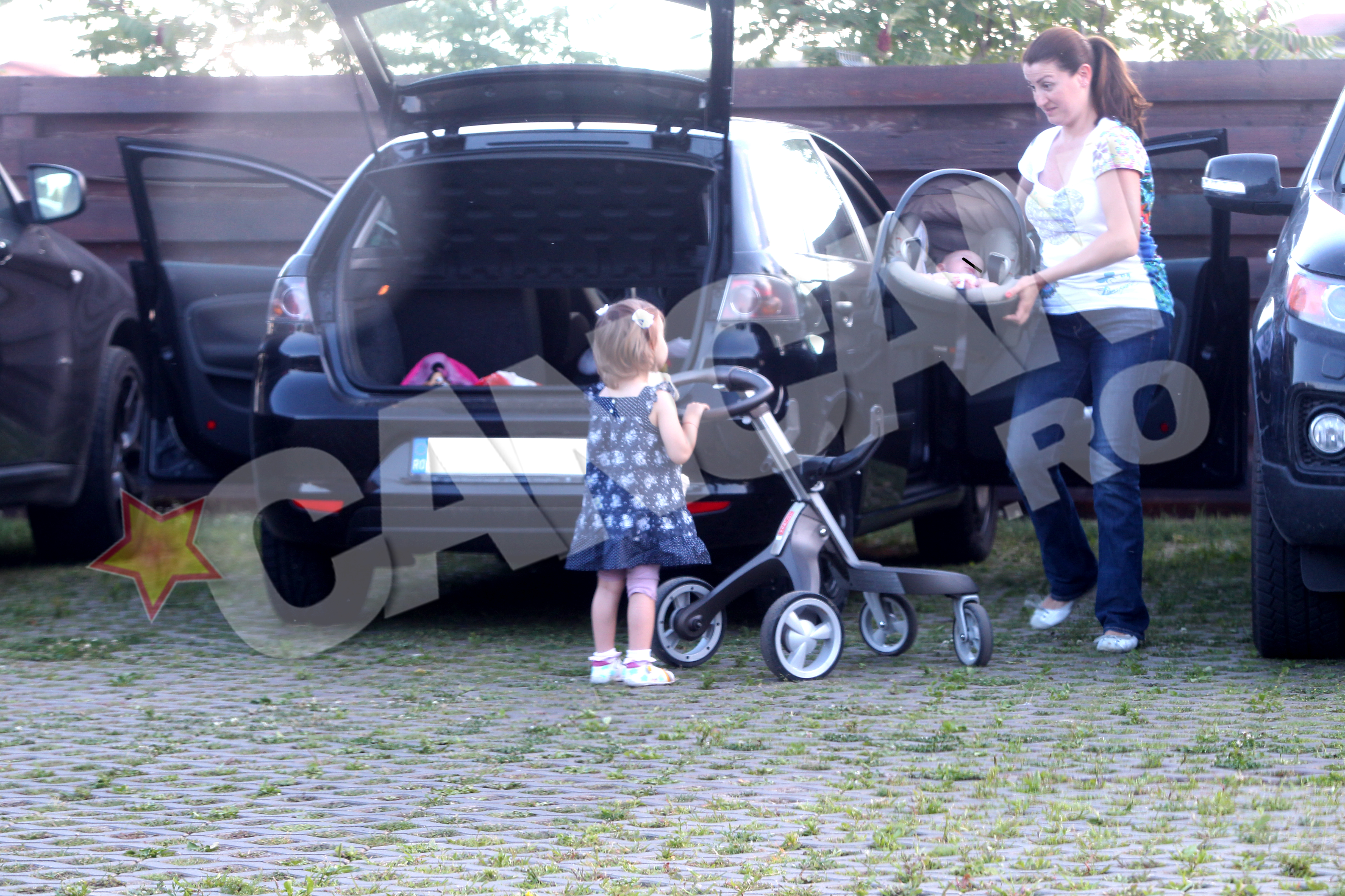 Actrita pare ca s-a stabilit, alaturi de cele doua fete, in Paradisul Verde de la Corbeanca