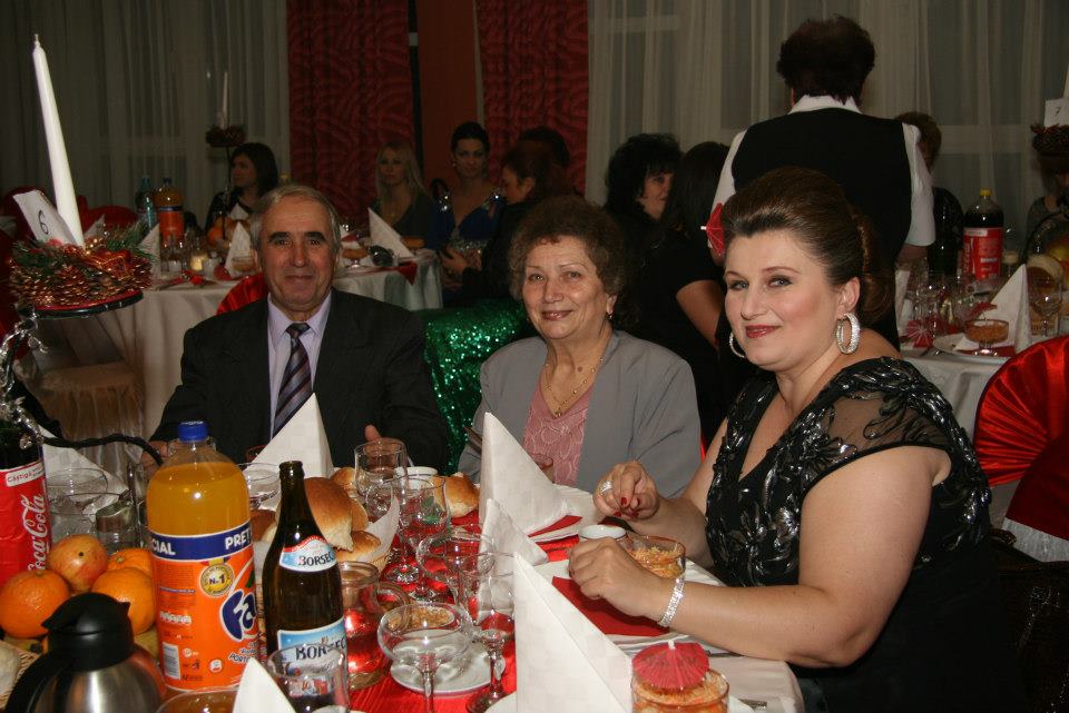 Corina Dragomir a fost sustinuta de cei doi parinti in demeresul ei pentru un nou look