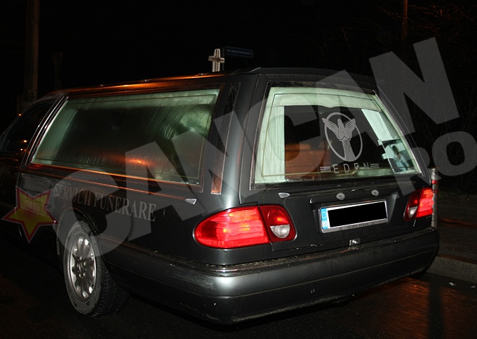 La 5:30, masina care transporta trupul neinsufletit al lui Iovan s-a intalnit cu mai multi cunoscuti si s-a format un adevarat cortegiu funerar