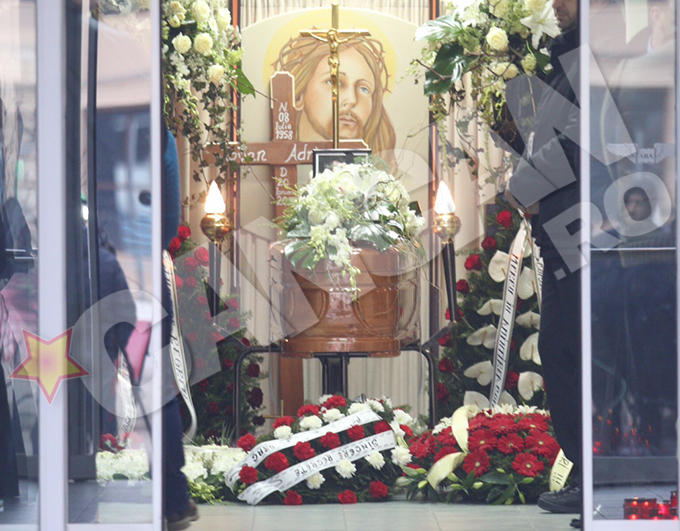 Sicriul a fost depus la Academia Romana de Aviatia pana la ora 11:00, cand a fost transportat la Biserica