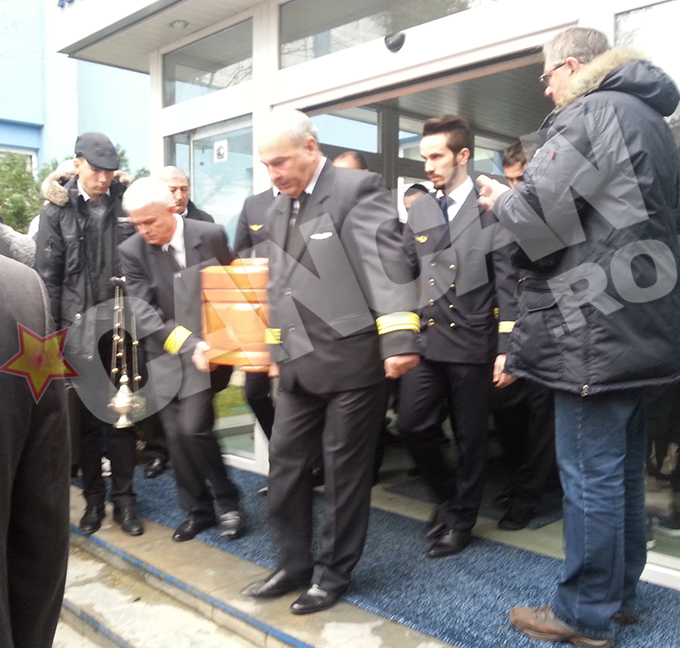 In aplauzele celor prezenti, sicriul a parasit Academia de Aviatie