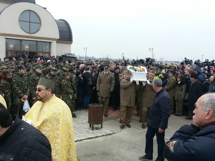 Sicriul a fost carat de mai multi militari