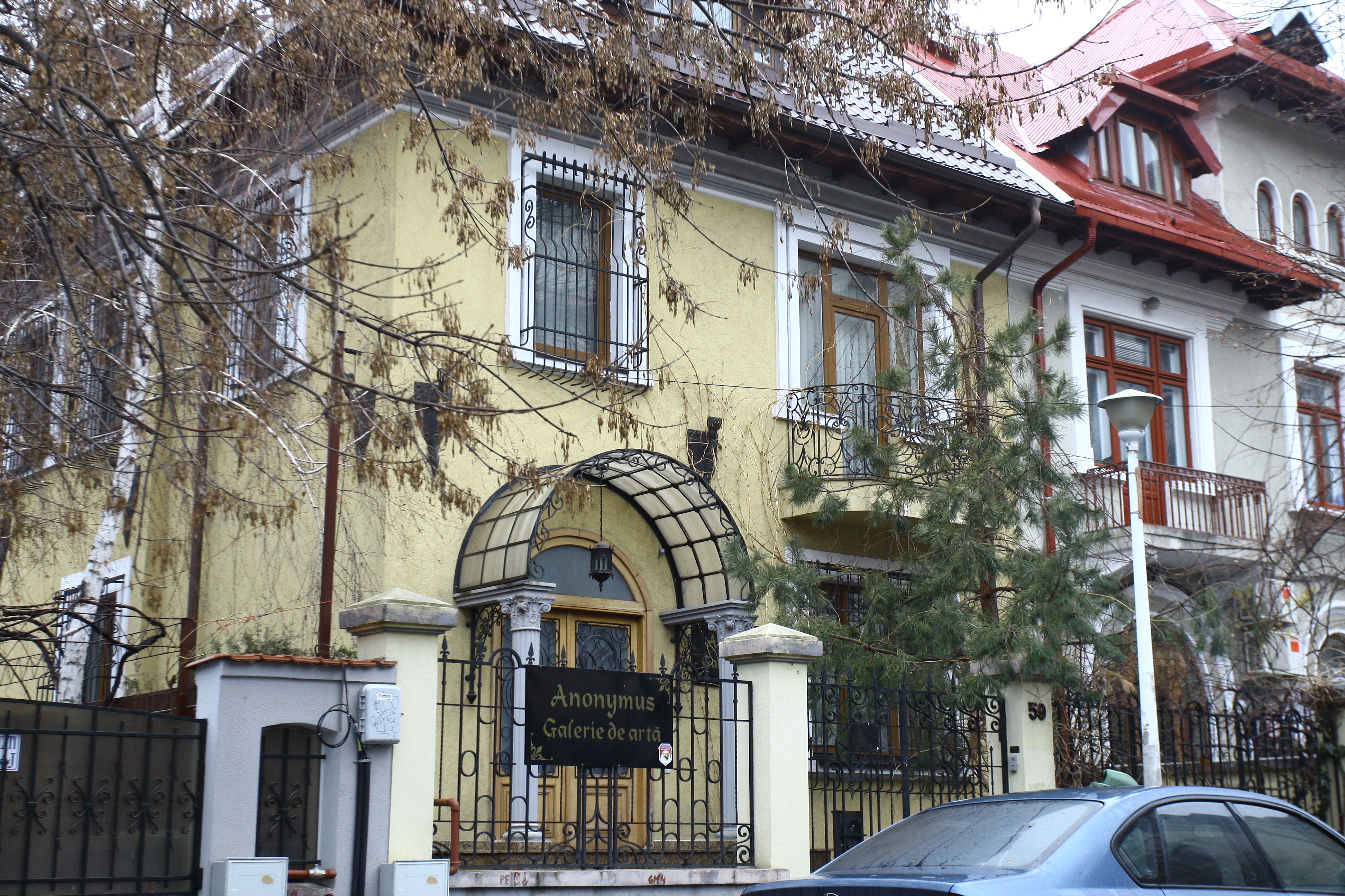 Casa in care azi functioneaza o galerie de arta a fost achizitionata, in 2003, de secretarul general adjunct al PSD contra sumei de 30.000 de dolari!