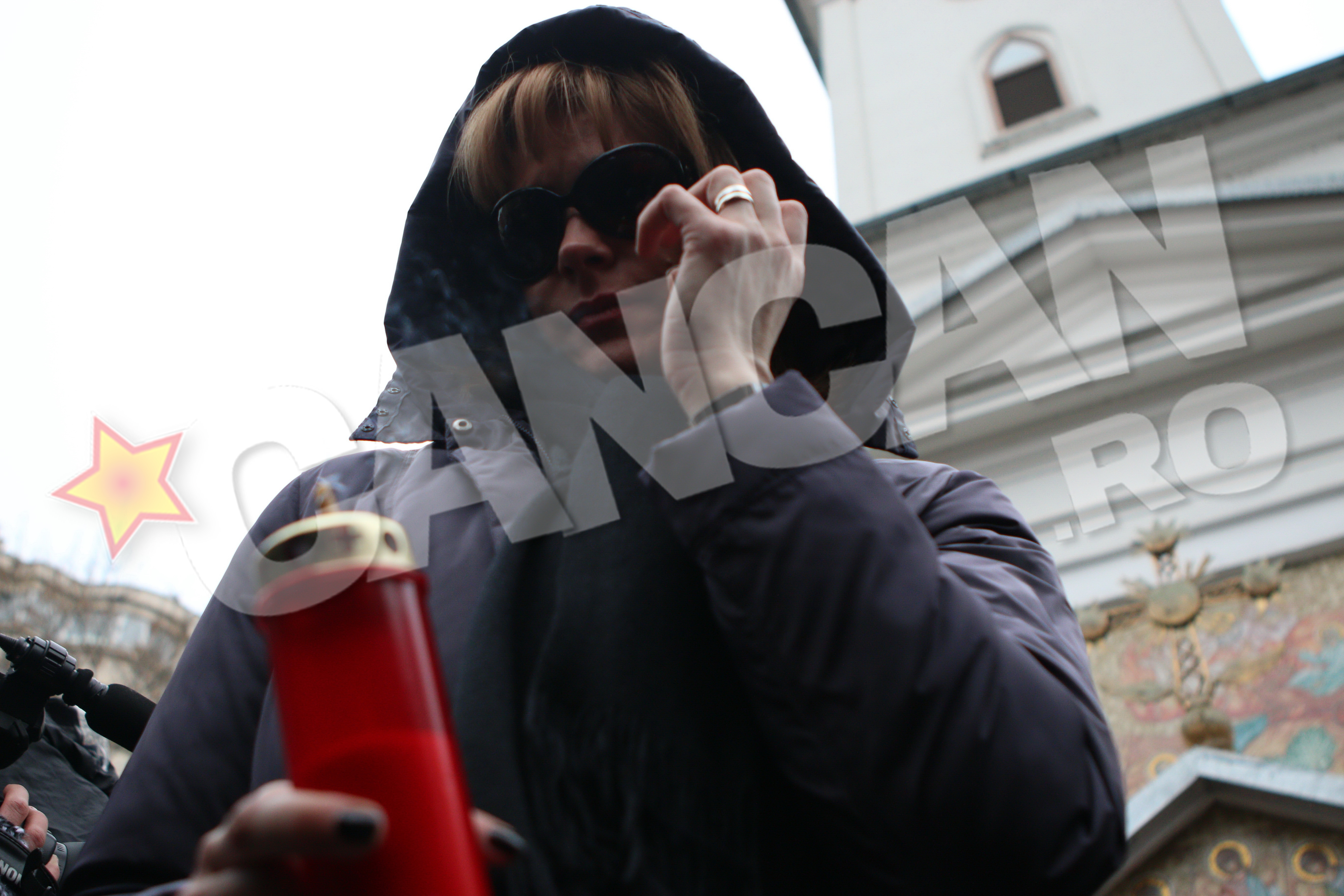 Cu ochii in lacrimi, Roxana Ciuhulescu a incercat sa se piarda in multime pentru a-si plange prietenul