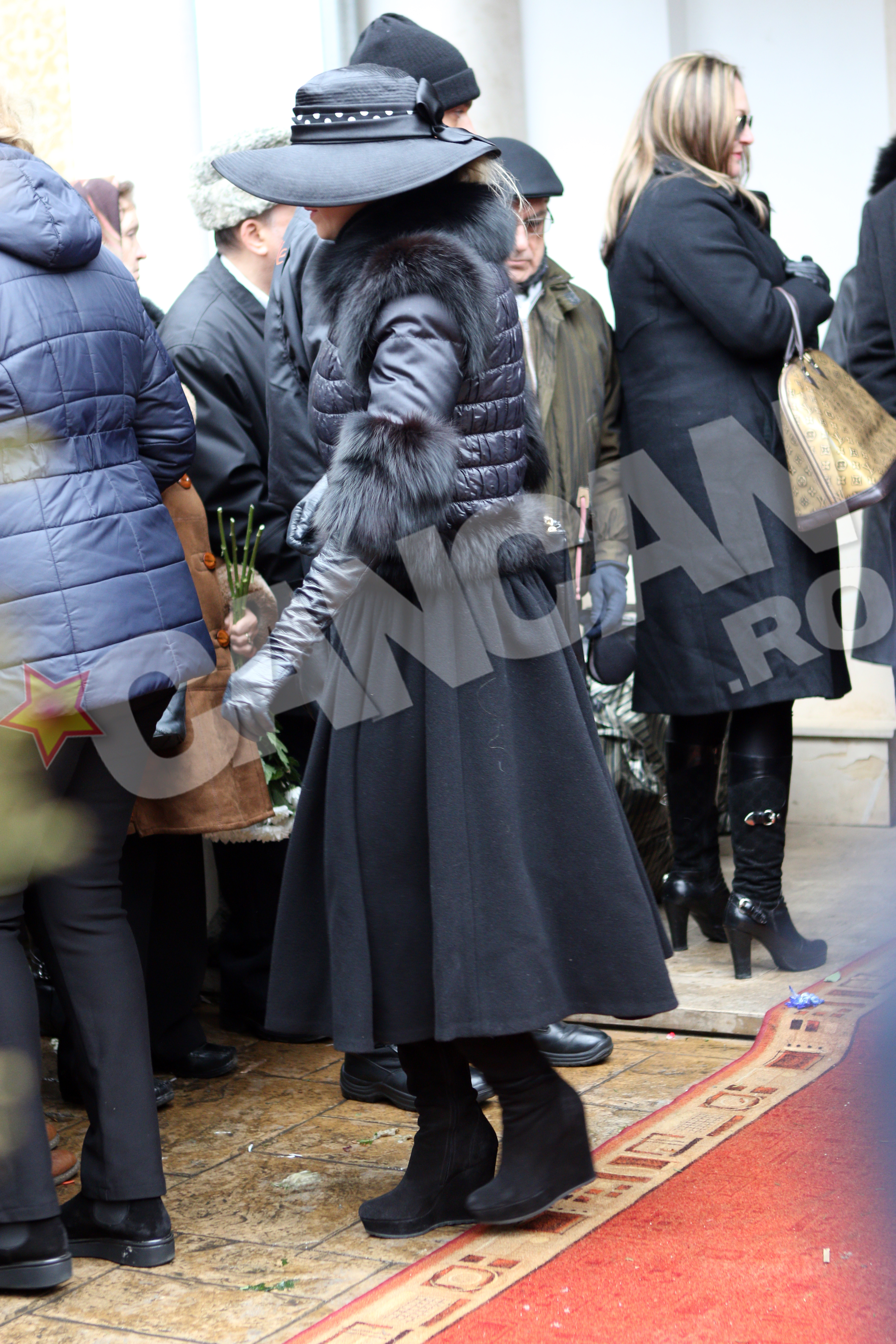 Doamna cu palarie s-a ocupat de toate detaliile ceremoniei