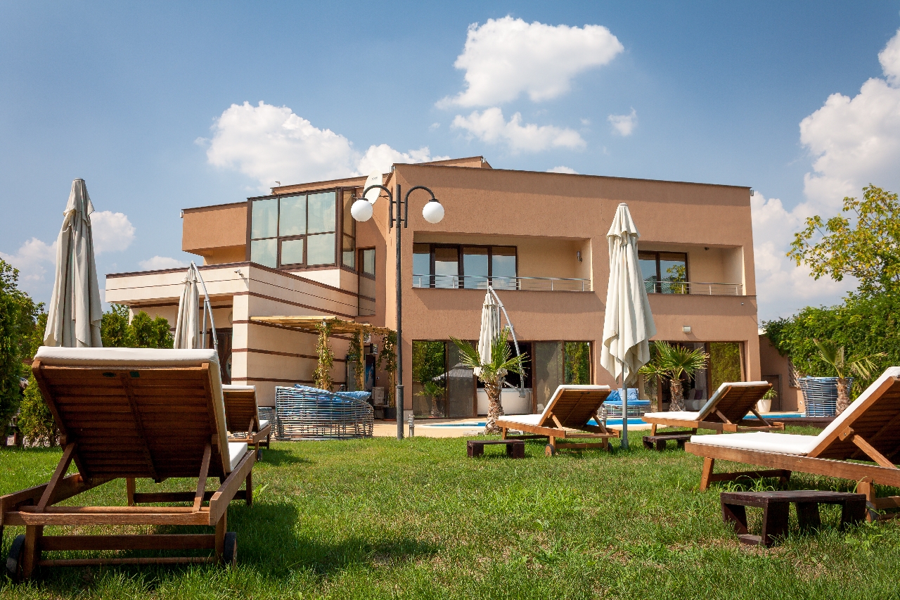 Vila are piscina si spatiu de relaxare in aer liber