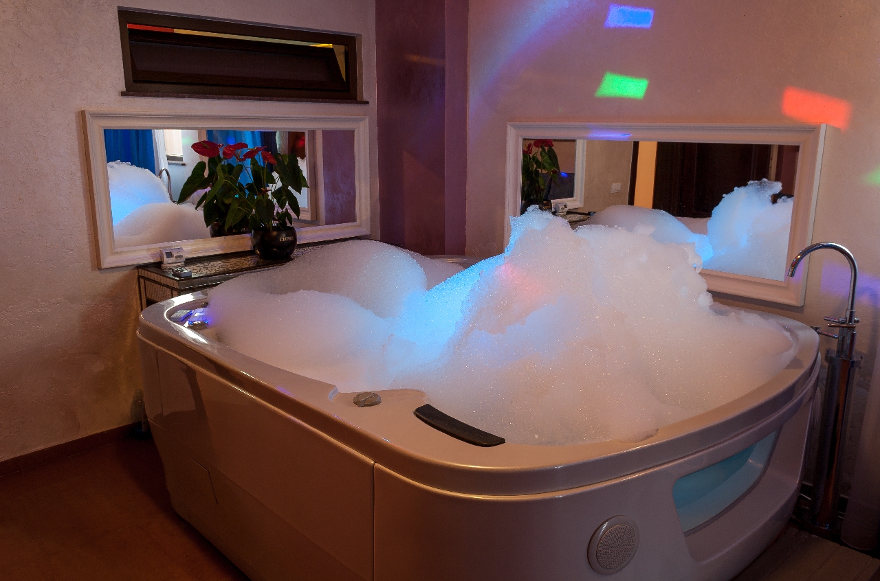 Modelele vor putea fi admirate in timp ce se balacesc in jacuzzi