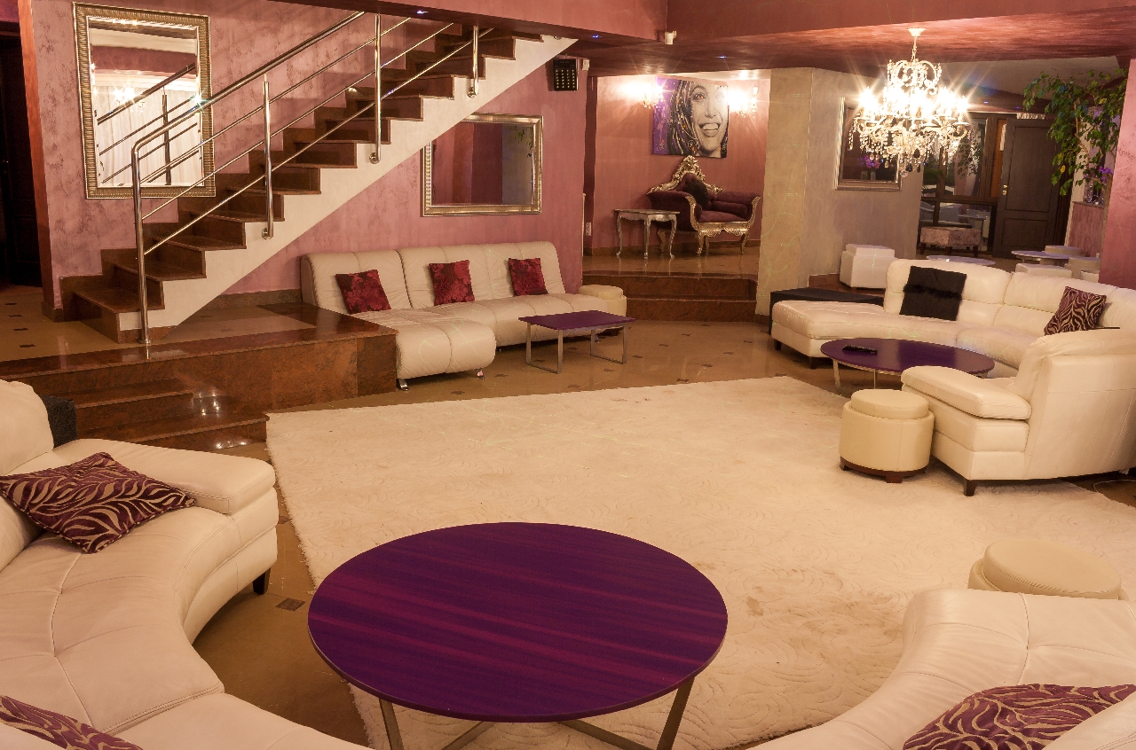 Fetele angajate la videochat vor fi cazate chiar in vila