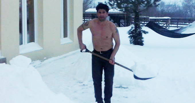Stelian Ogica s-a dezbracat pentru a da zapada