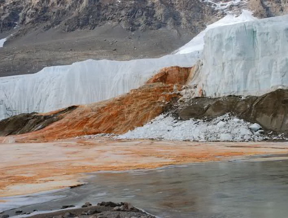 Blood Falls din Antarctica