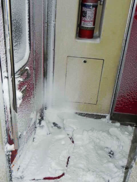 Cititorul Cancan.ro a surprins zapada intr-unul dintre vagoane