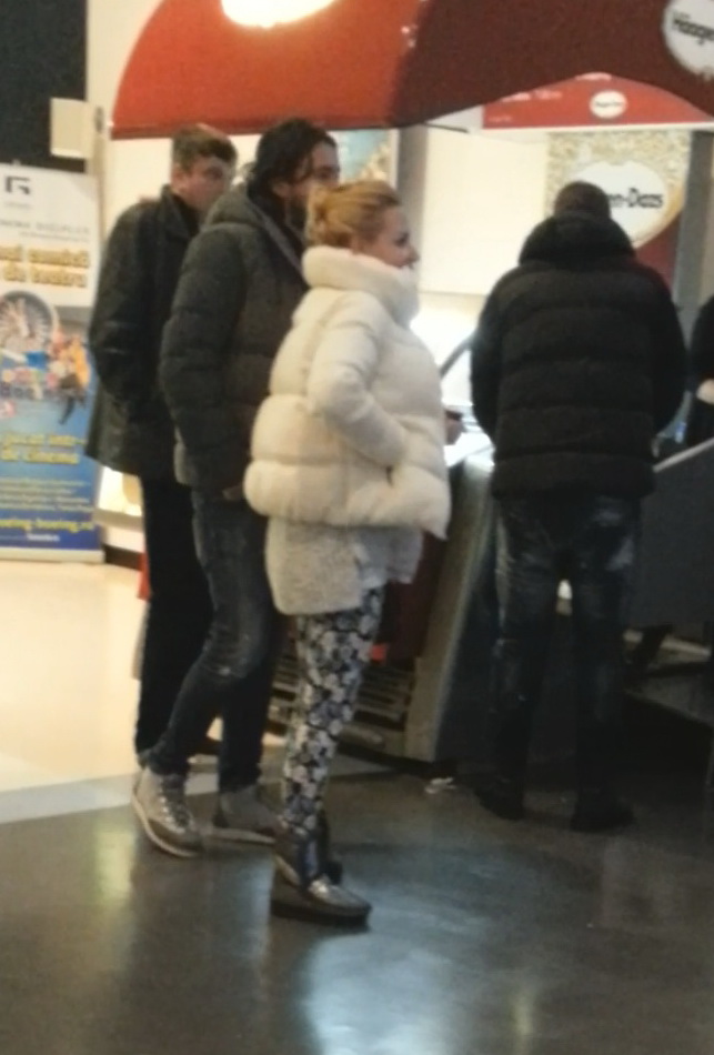 Ioana si-a ascuns sarcina sub o geaca groasa