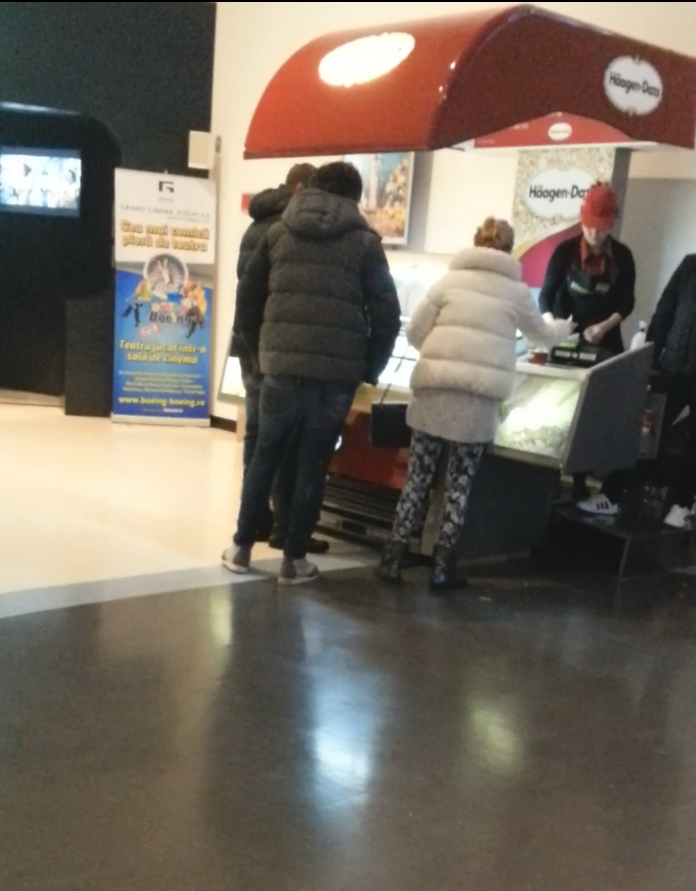 Fiica actorului Ion Besoiu pofteste la o inghetata