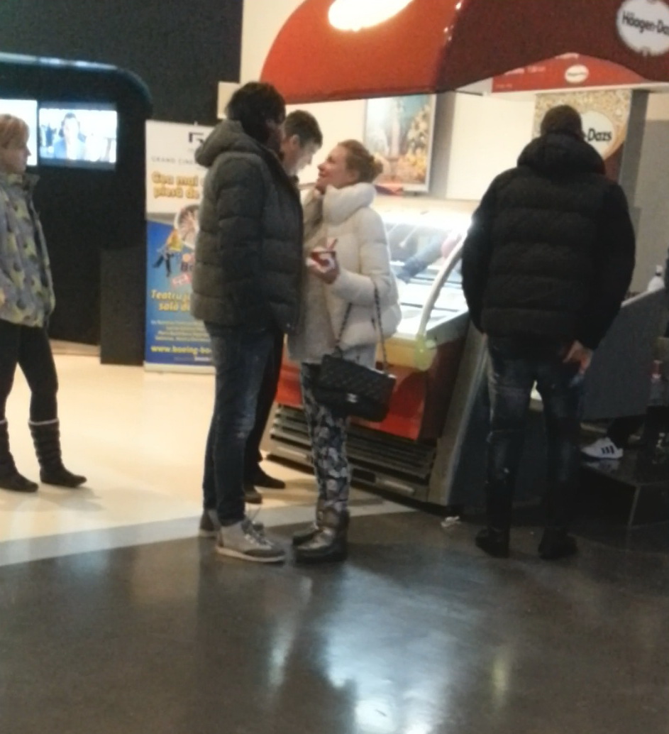 Ioana s-a cuibarit cateva clipe in bratele sotului ei, dar acesta nu a fost receptiv la gestul ei de tandrete