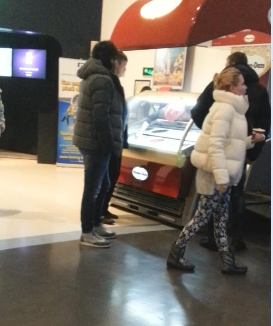 Dezamagita ca sotul ei nu i-a dat atentie, Ioana se departeaza de el cativa pasi