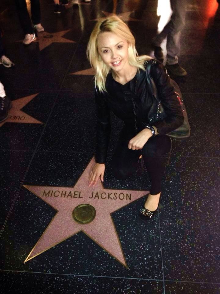 Denisa s-a pozat pe bulevardul celebritatilor