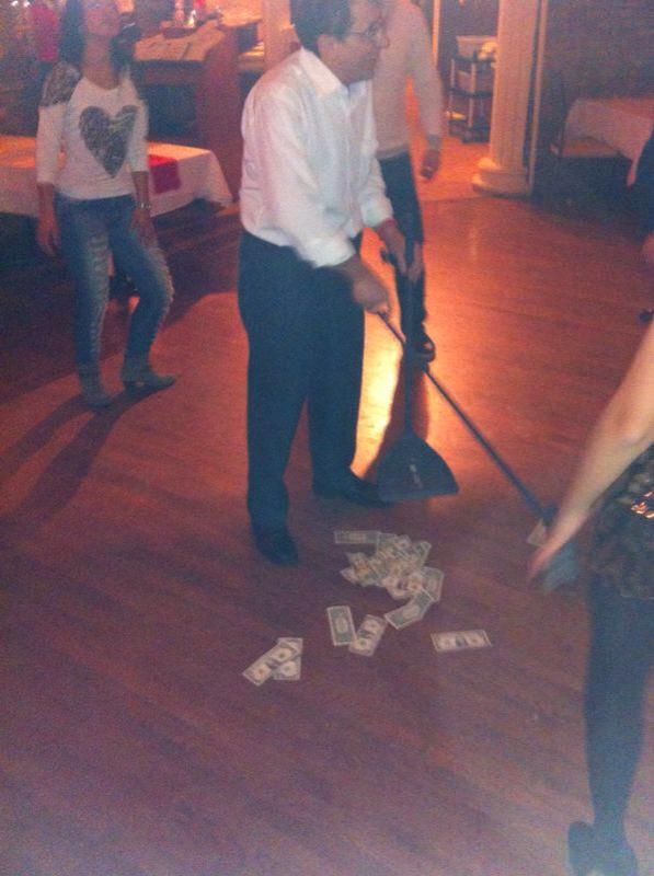 Impresarul Denisei a strans dolarii cu matura si farasul