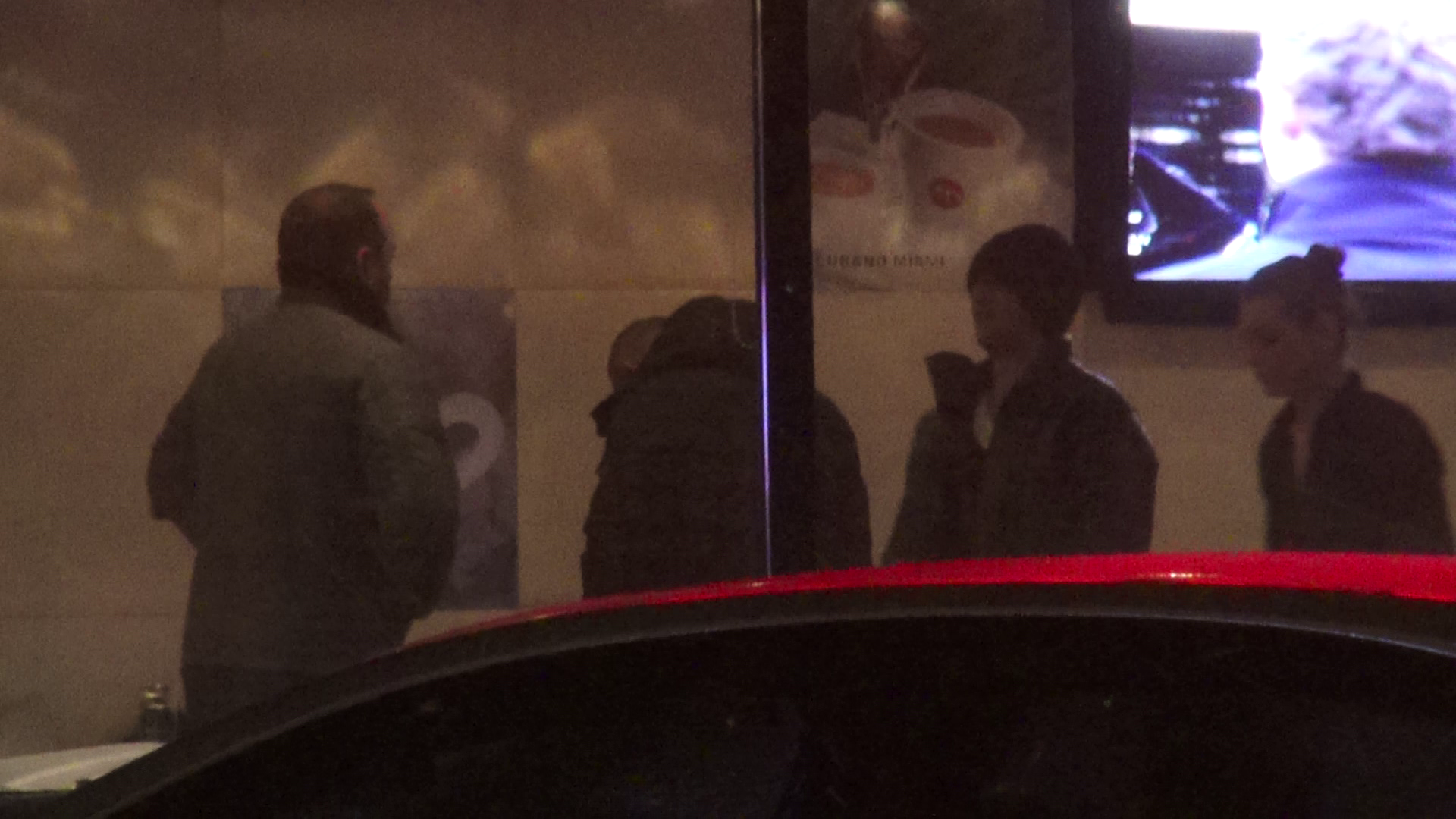 Indifent ca bolidul ii era parcat peste drum, Lucian s-a infofolit bine inainte sa iasa din cafenea