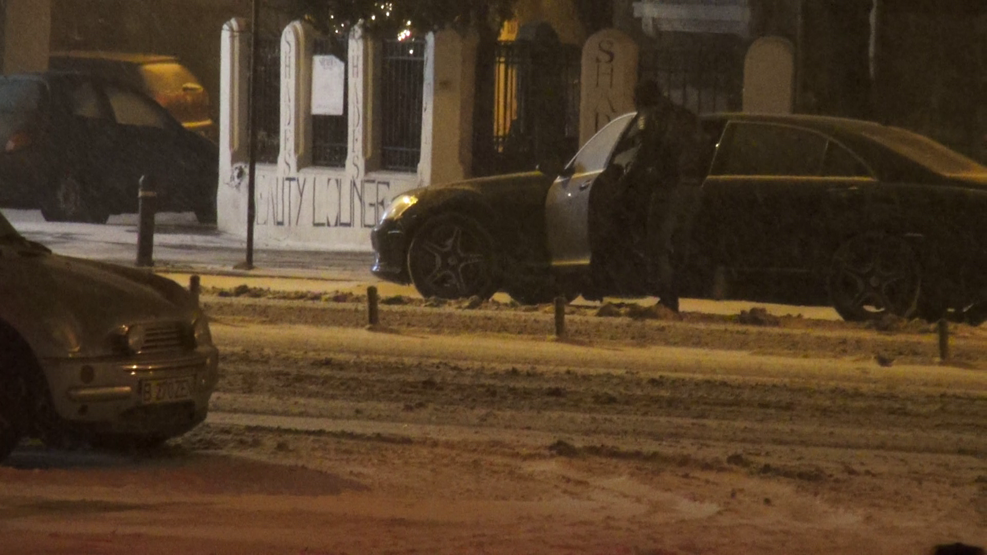 Lucian s-a scuturat mai intai de zapada inainte sa se urce in masina