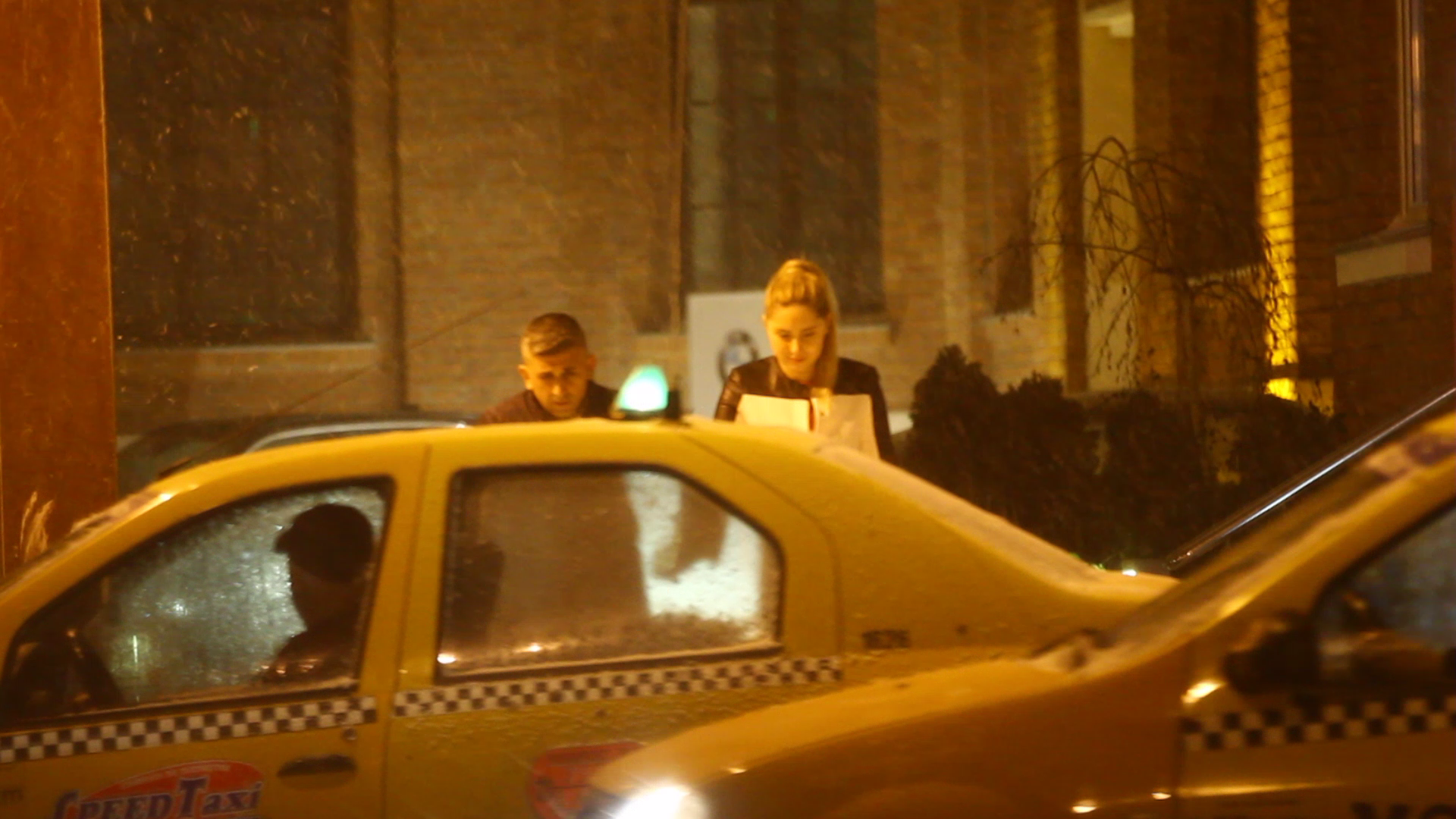 Marius si domnisoara blonda au plecat impreuna de la club