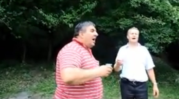 Putin cherchelit, primarul a cantat cat l-au tinut plamanii