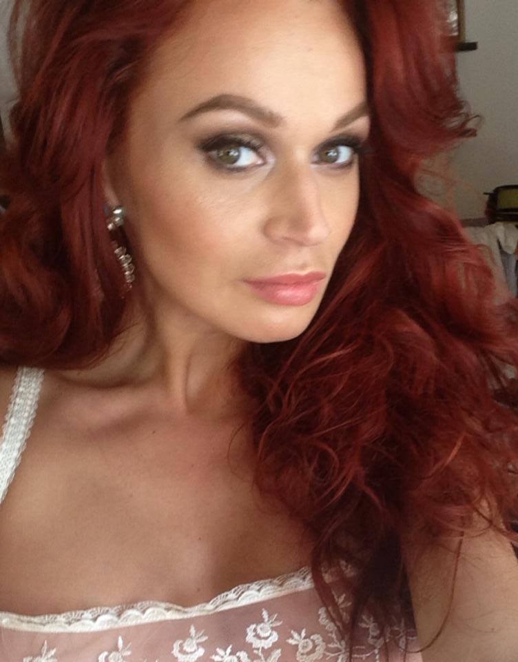 Roscata si cu bucle - acesta este noul look al Anei