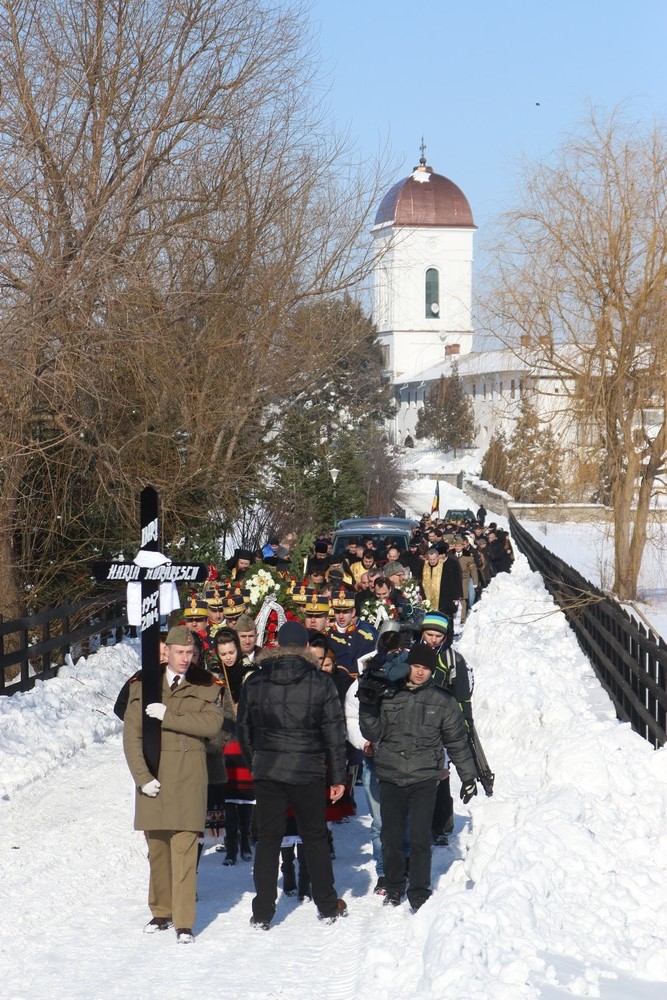 Cortegiul funerara a mers cateva sute de metri de la biserica pana la locul de veci