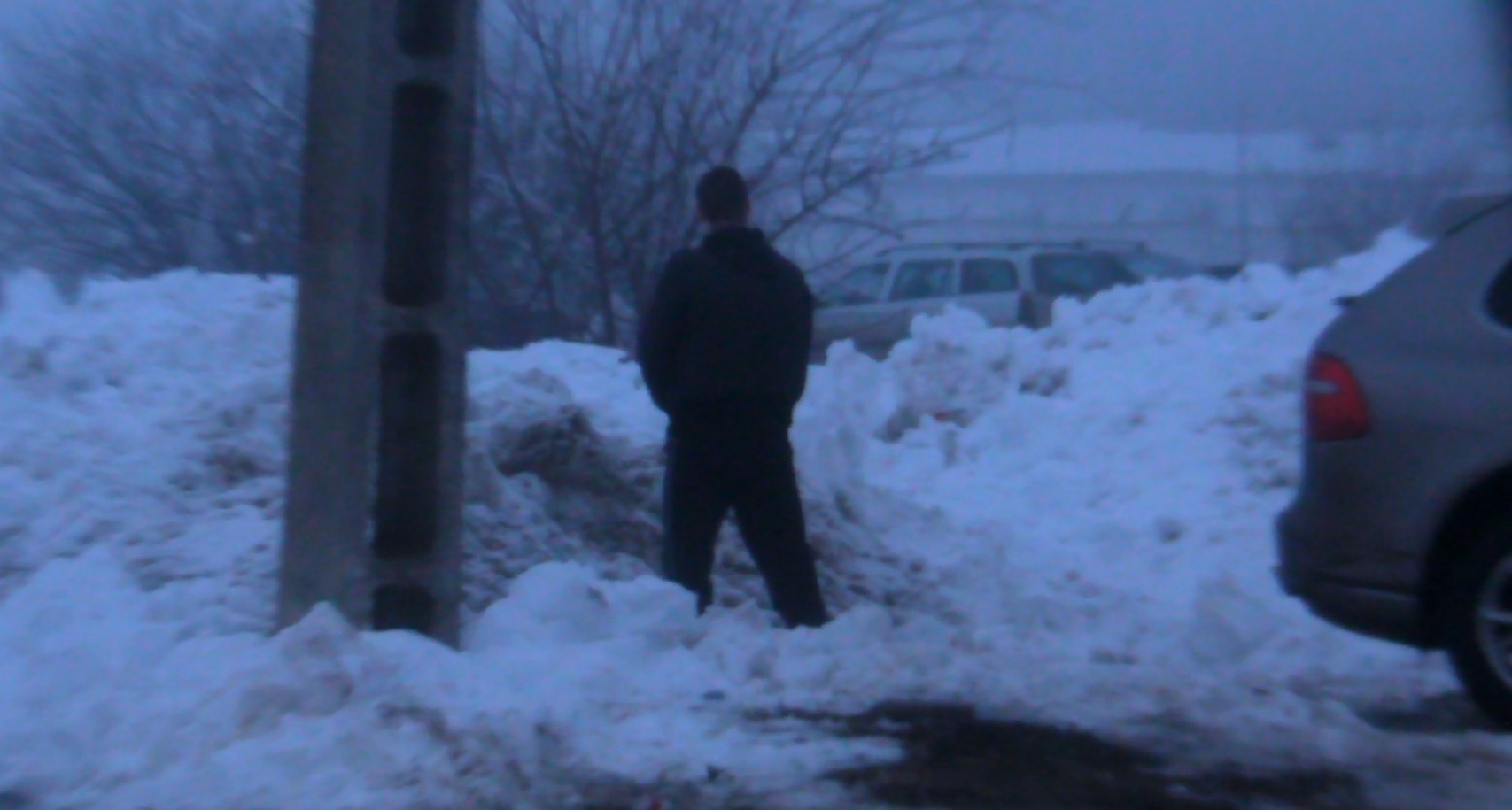 Emotionat, Romeo a cedat si si-a facut nevoile langa poarta penitenciarului