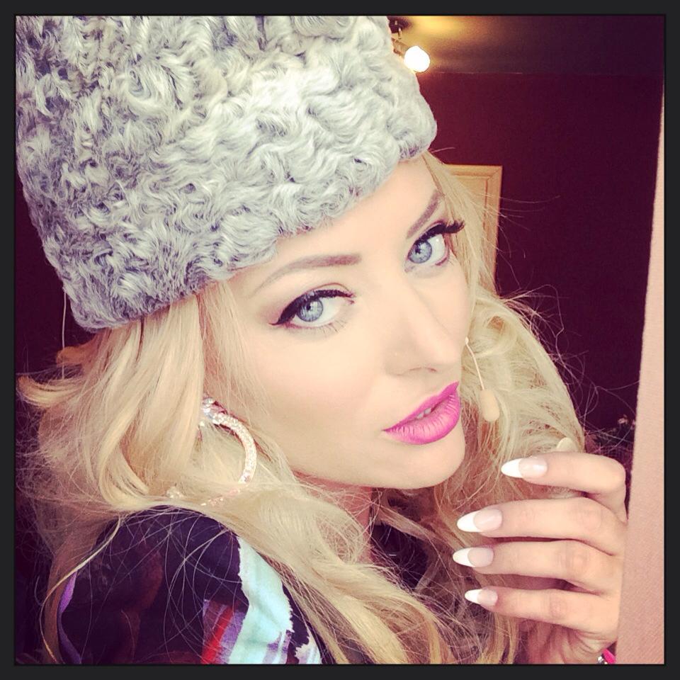 Delia nu isi lasa mama sa cante muzica populara