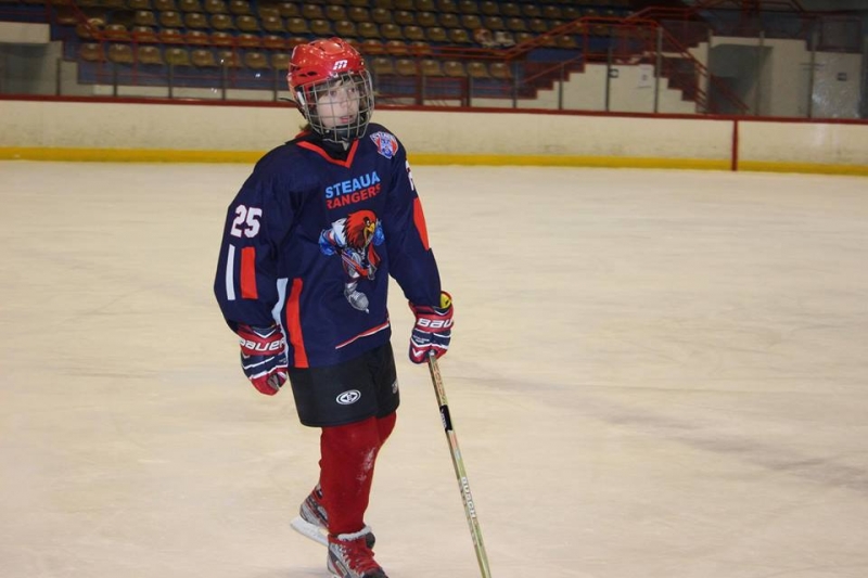 Matei e legitimat al echipei de hochei Steaua Rangers juniori Under 14
