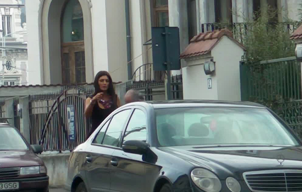 Doctorita a fost ajutata sa duca cadourile la masina