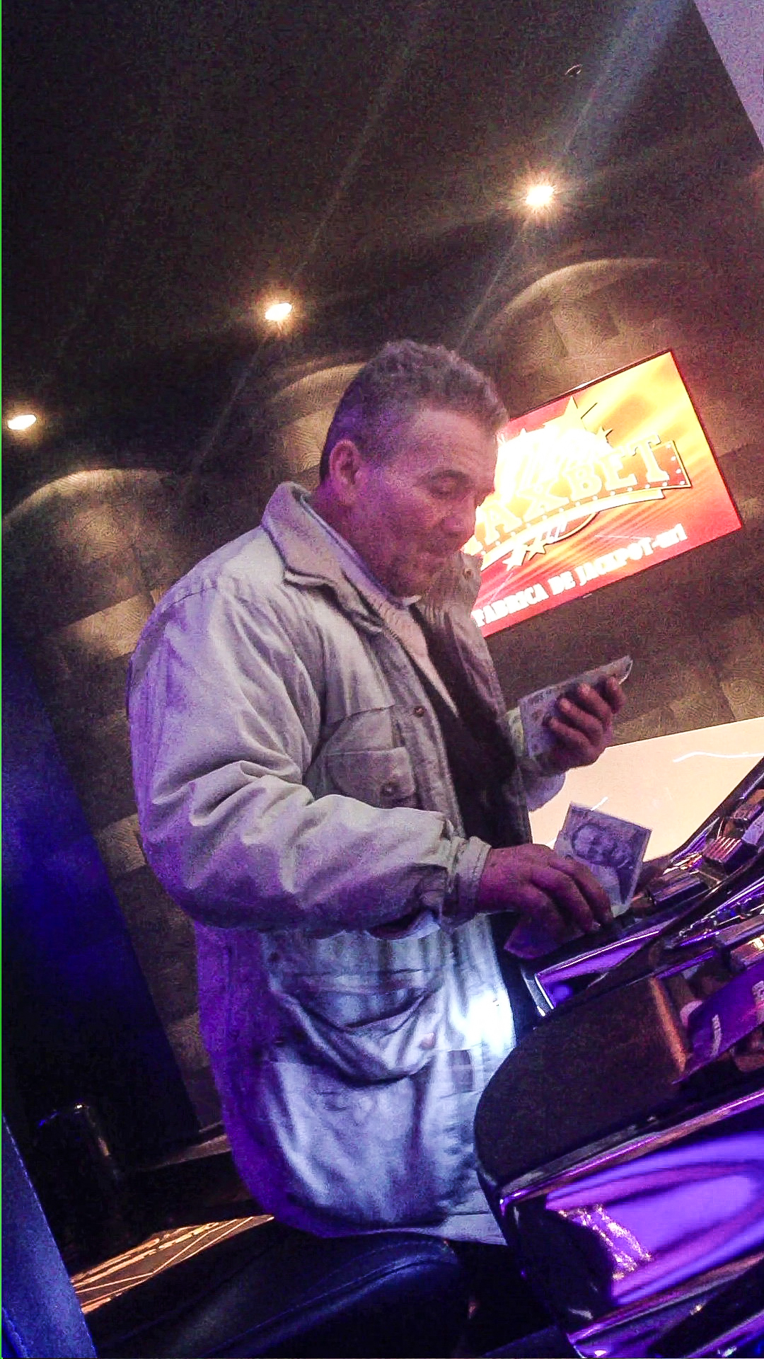 Cersetorului ii stralucesc ochii in fata teancului de bani pe care il invarte