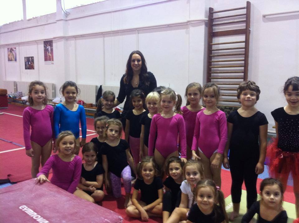 Daniela antreneaza fetite pentru a deveni campioane la gimnastica