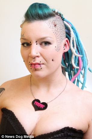 Si-a decupat zona in care s-a tatuat