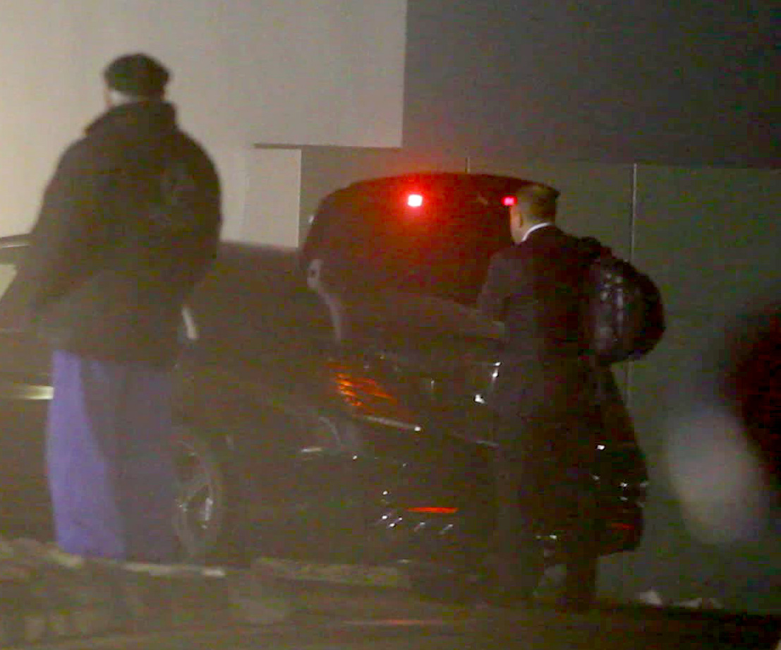 Ia din portbagaj un rucsac in care se afla echipamentul sportiv