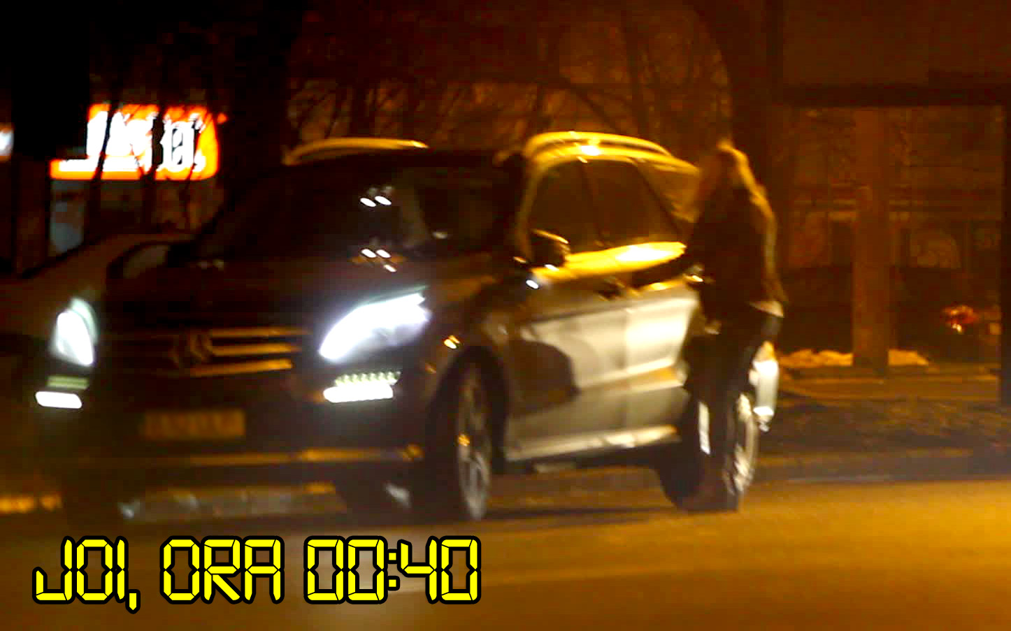 Tanara se urca in masina ei si porneste spre casa, acolo unde ajunge in acelasi timp cu iubitul